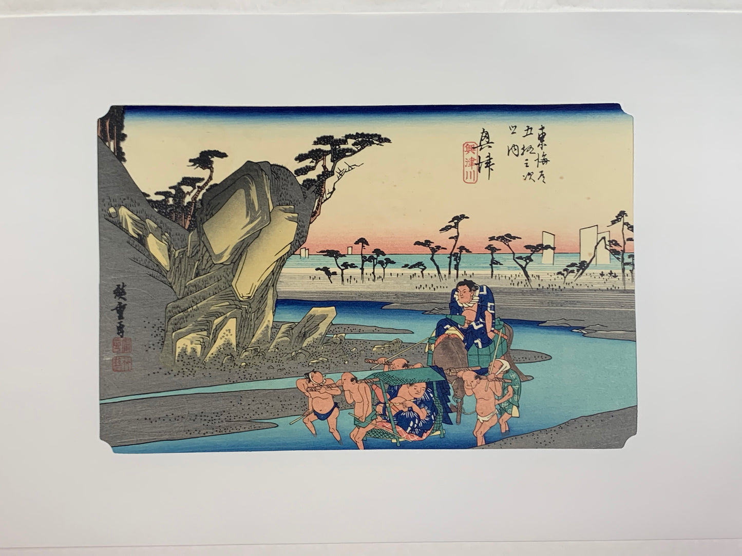 estampe japonaise de paysage de Hiroshige, deux sumos sont portés par quatres hommes sur le chemin inondé du Tokaido, avec le passe-partout d'origine