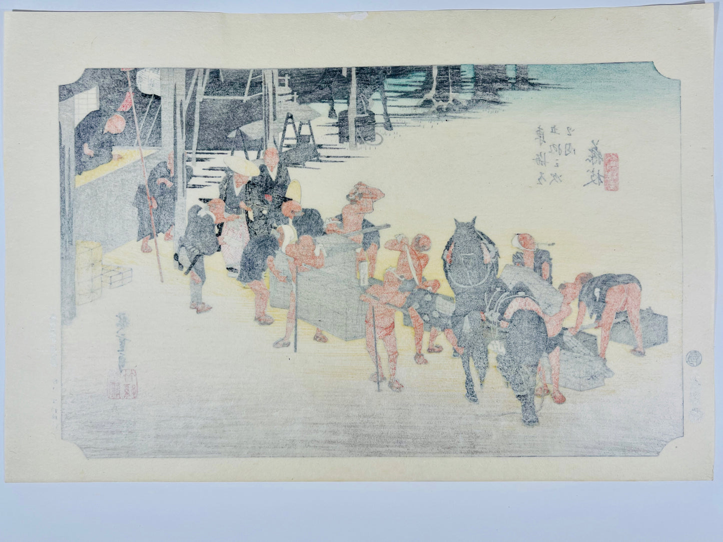 estampe japonaise de Hiroshige, des porteurs posent bagages pour se reposer à la station Fujida du Tokaido, dos de l'estampe