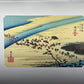 estampe japonaise de Hiroshige, des personnes se préparent pour traverser la rivière à pied, avec passe-partout