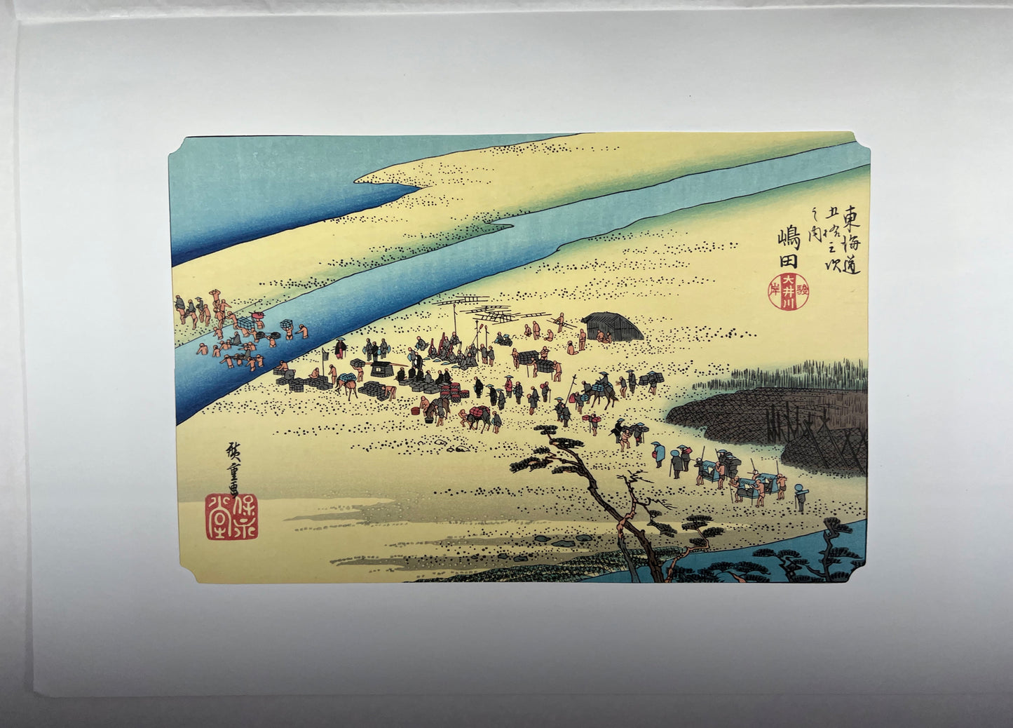 estampe japonaise de Hiroshige, des personnes se préparent pour traverser la rivière à pied, avec passe-partout