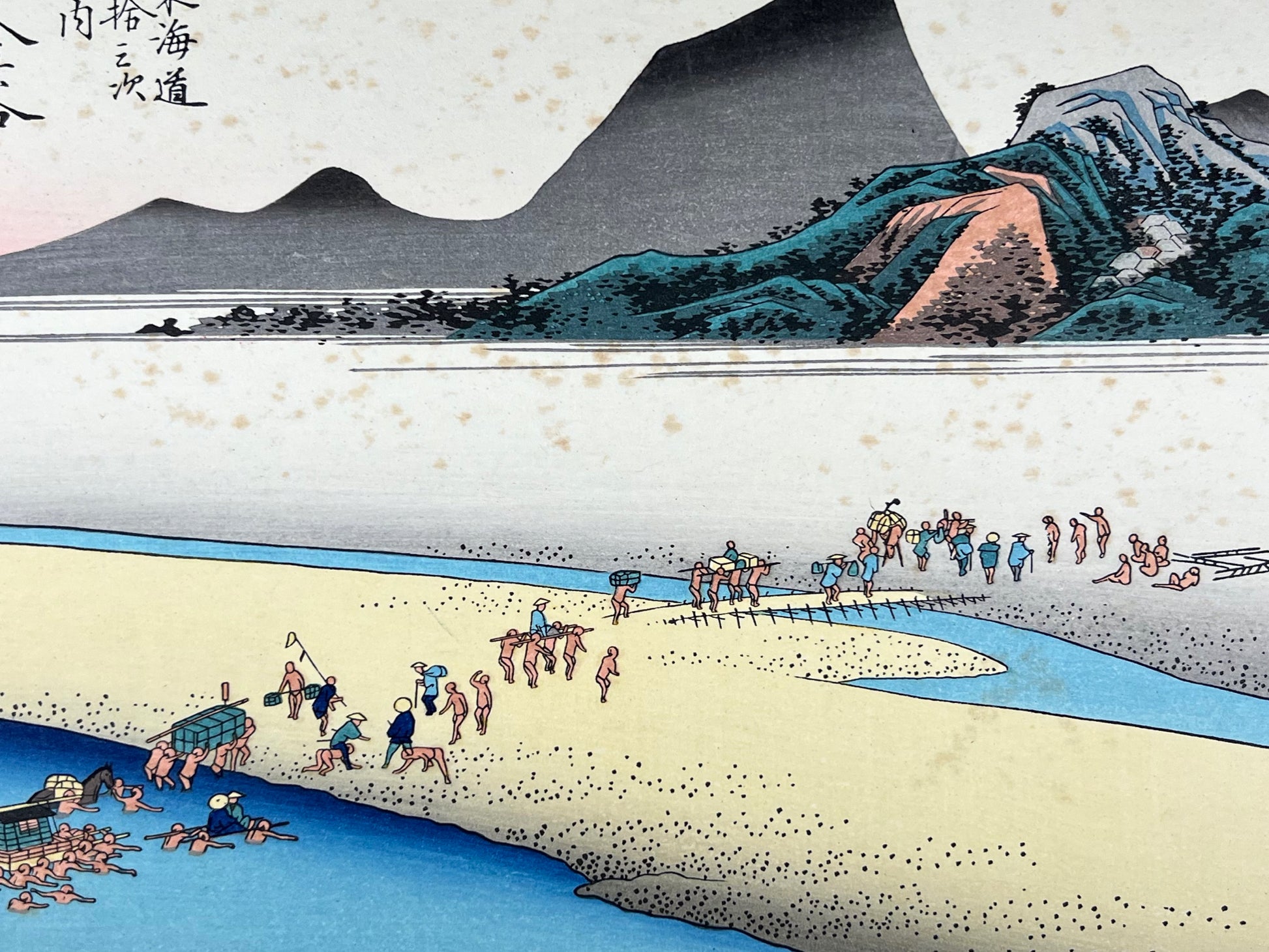 estampe japonaise de Hiroshige, des voyageurs traversent la rivière à gué à l'aide de porteurs, détail de la rive