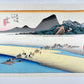 estampe japonaise de Hiroshige, des voyageurs traversent la rivière à gué à l'aide de porteurs