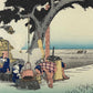 estampe japonaise de paysage d'Hiroshige, un homme et une femme attise le feu sous une bouilloire accrochée à un arbre au milieu des champs de riz