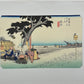 estampe japonaise de paysage d'Hiroshige, un homme et une femme attise le feu sous une bouilloire accrochée à un arbre au milieu des champs de riz, avec passe-partout d'origine