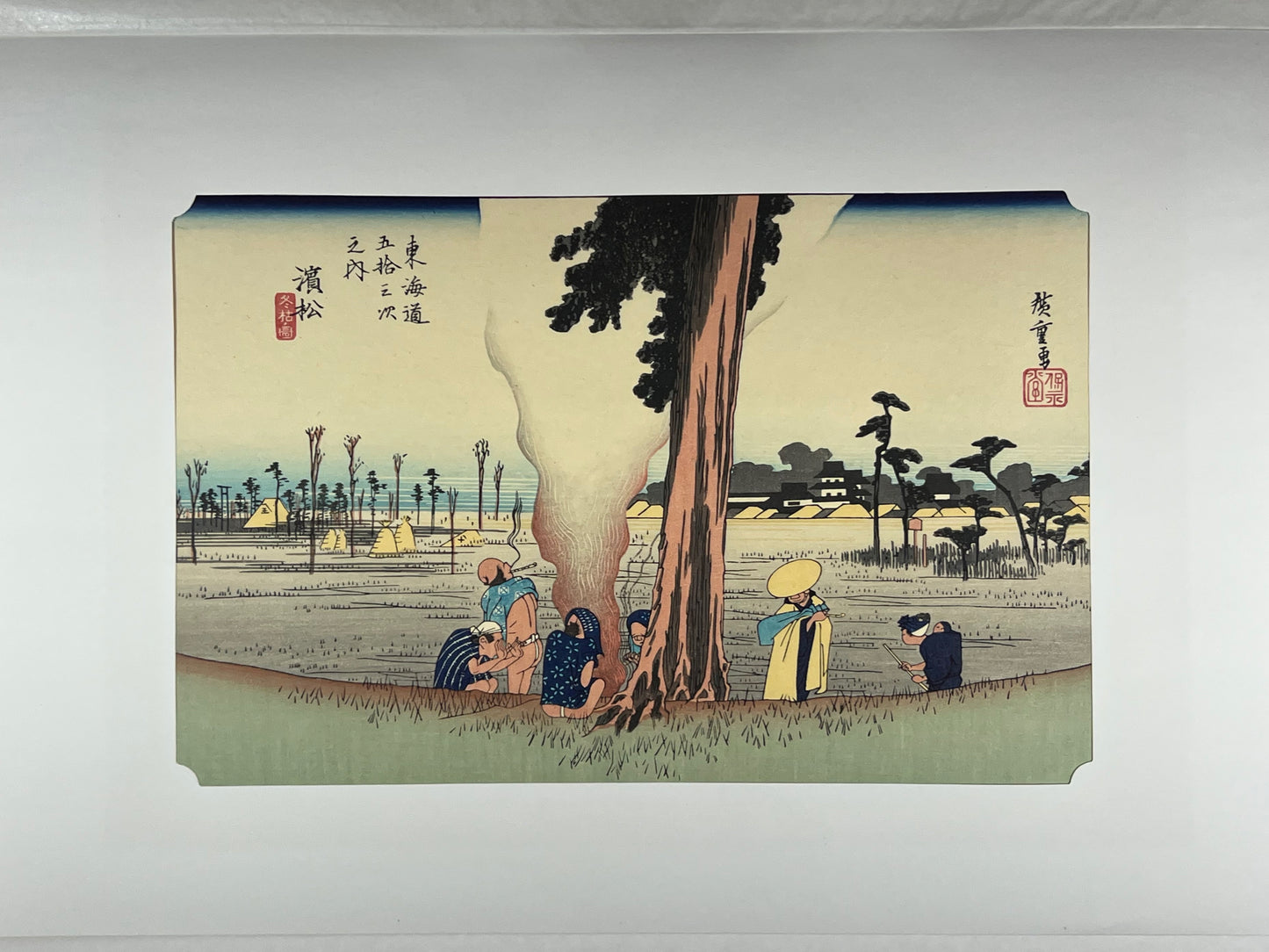 estampe japonaise de hiroshige grand tokaido des voyageurs font halte sous un pin, avec passe-partout d'origine