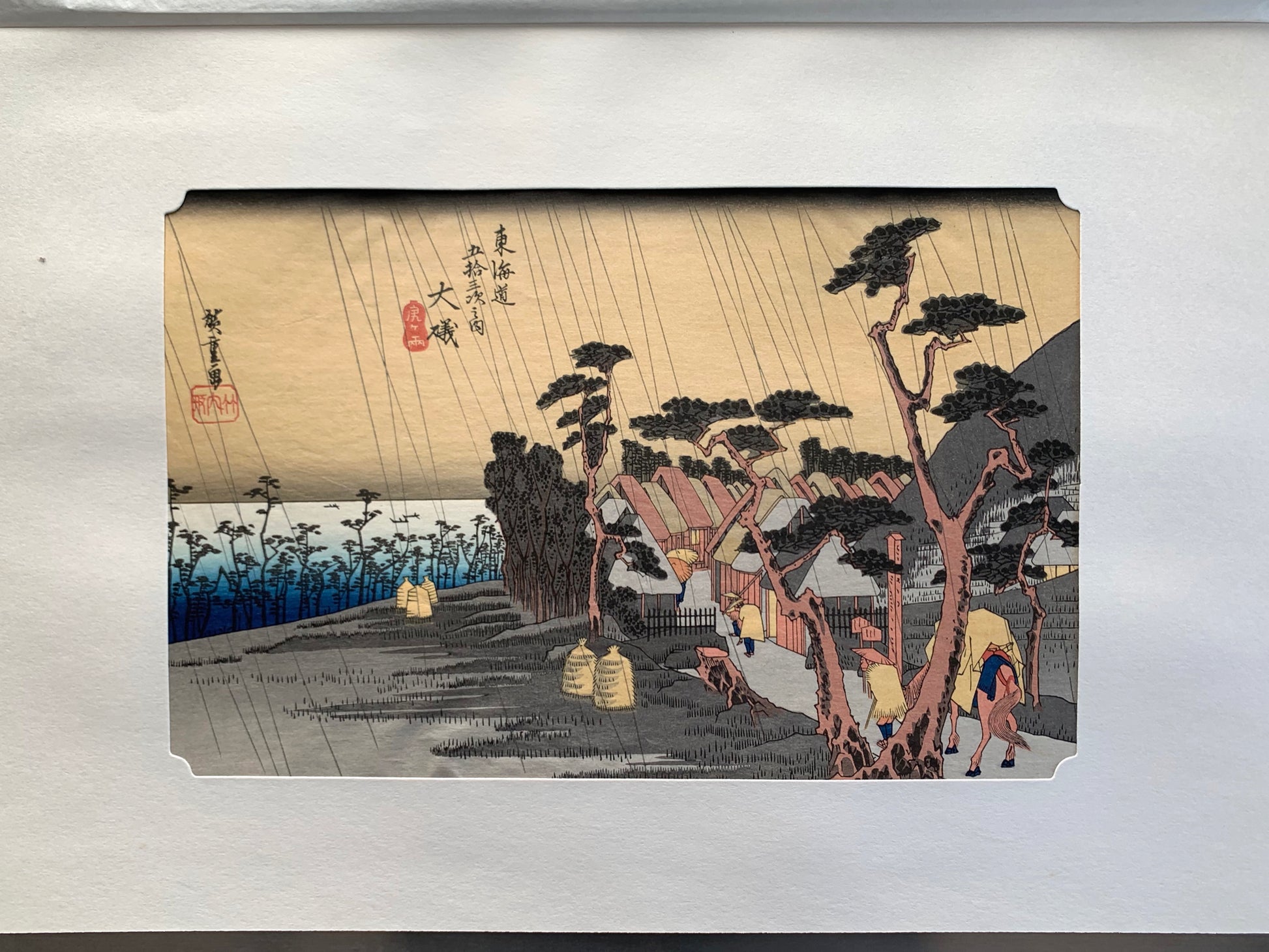 estampe japonaise paysage de Hiroshige, des pèlerins arrvient sous la pluie à la station Oiso du Tokaido, avec le passe-partout d'origine