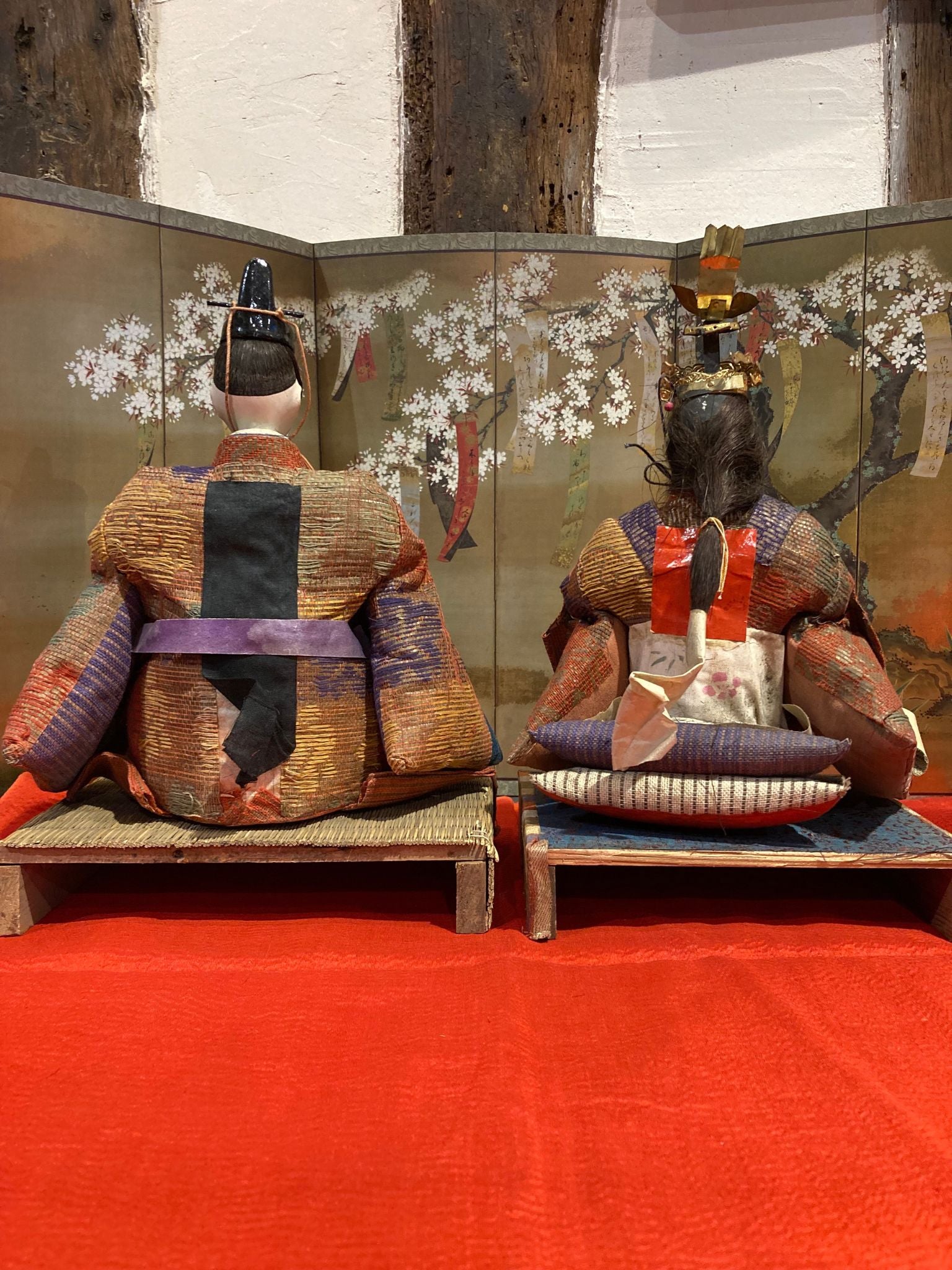 poupées japonaises pour la fête de Hina Matsuri (la fête des filles), représentant l'Empereur et l'Impératrice  de dos