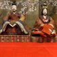 poupées japonaises pour la fête de Hina Matsuri (la fête des filles), représentant l'Empereur et l'Impératrice  sur socle