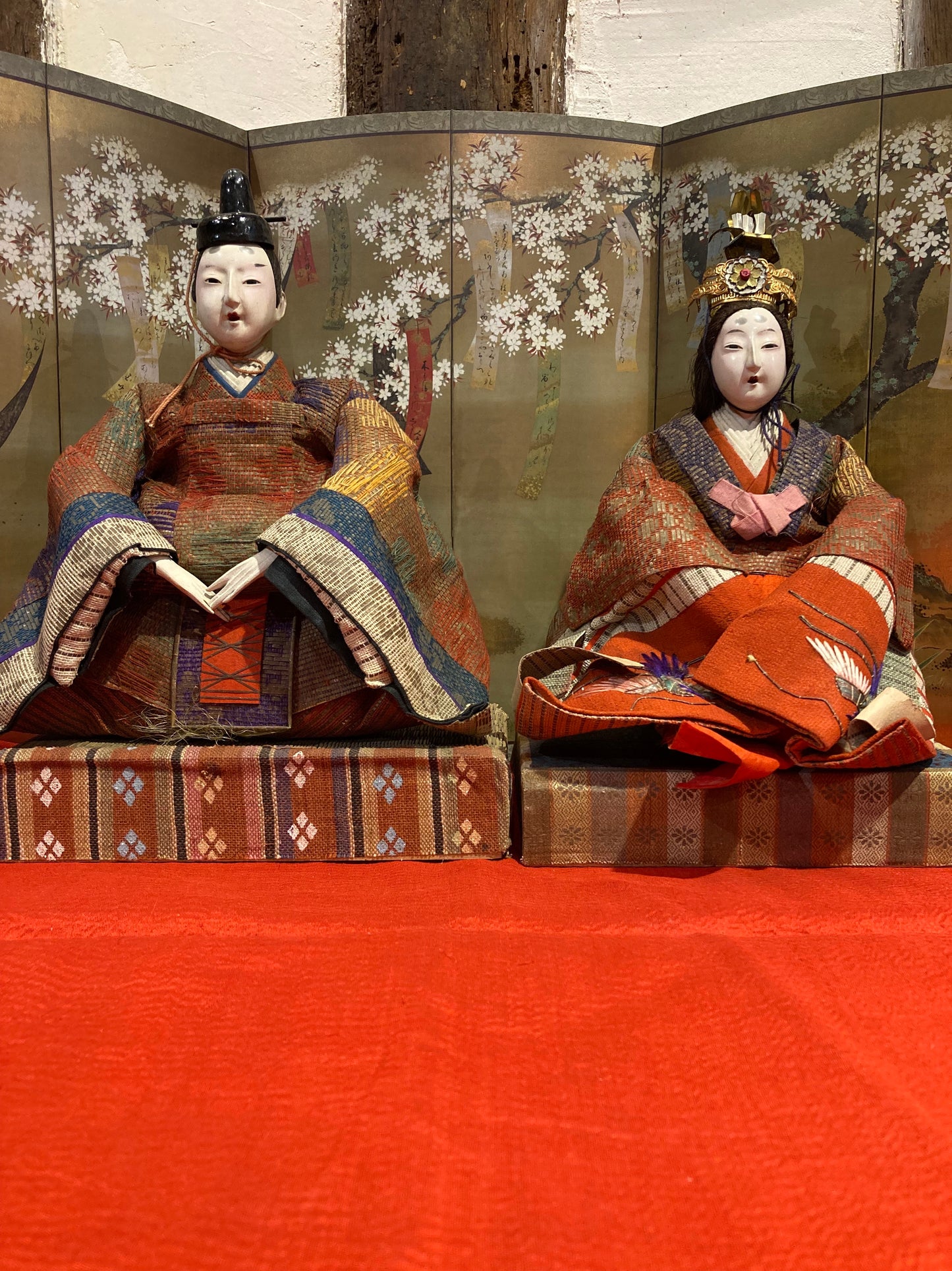 poupées japonaises pour la fête de Hina Matsuri (la fête des filles), représentant l'Empereur et l'Impératrice  sur socle