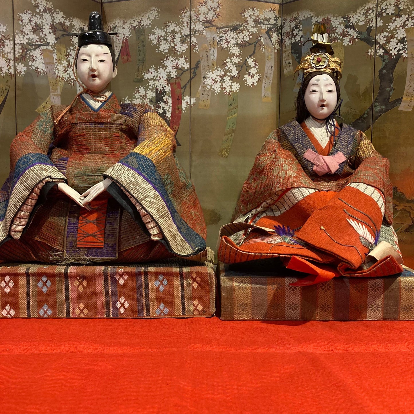 poupées japonaises pour la fête de Hina Matsuri (la fête des filles), représentant l'Empereur et l'Impératrice 