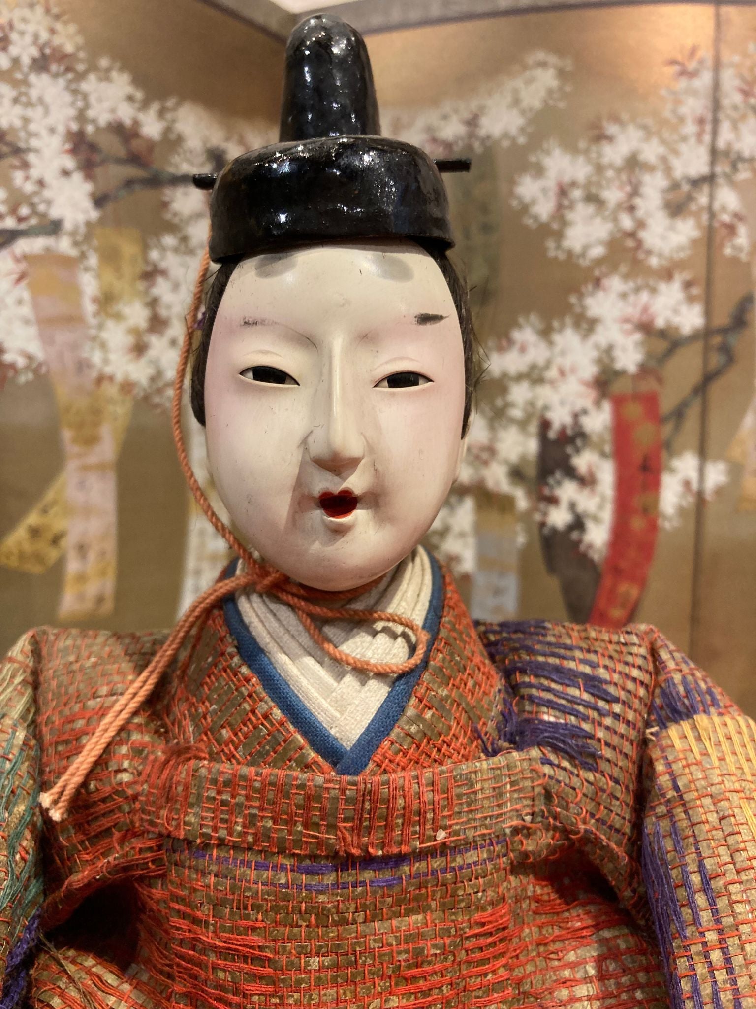 poupées japonaises pour la fête de Hina Matsuri (la fête des filles), représentant l'Empereur et l'Impératrice  tete empereur