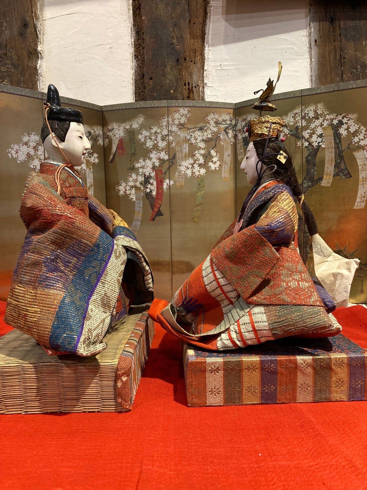 poupées japonaises pour la fête de Hina Matsuri (la fête des filles), représentant l'Empereur et l'Impératrice  de profil
