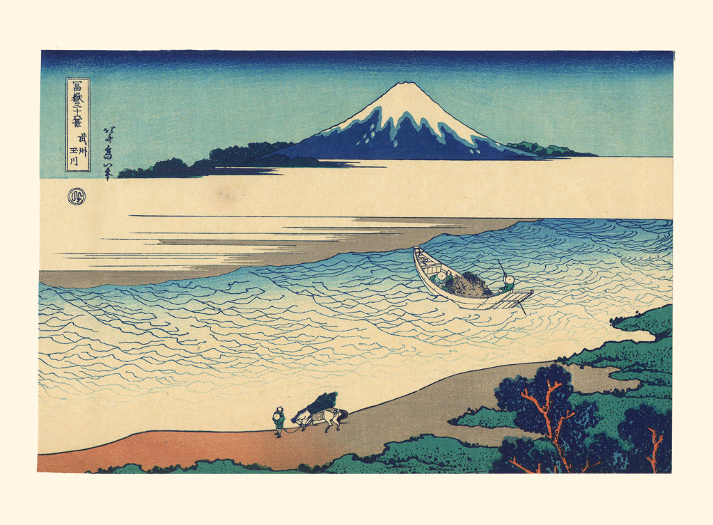 un bateau traverse la riviere Tama, le mont Fuji apparaissant derriere les nuages