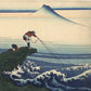 Pecheur sur son rocher, les vagues sous ses pied, le Mont Fuji derriere les nuages