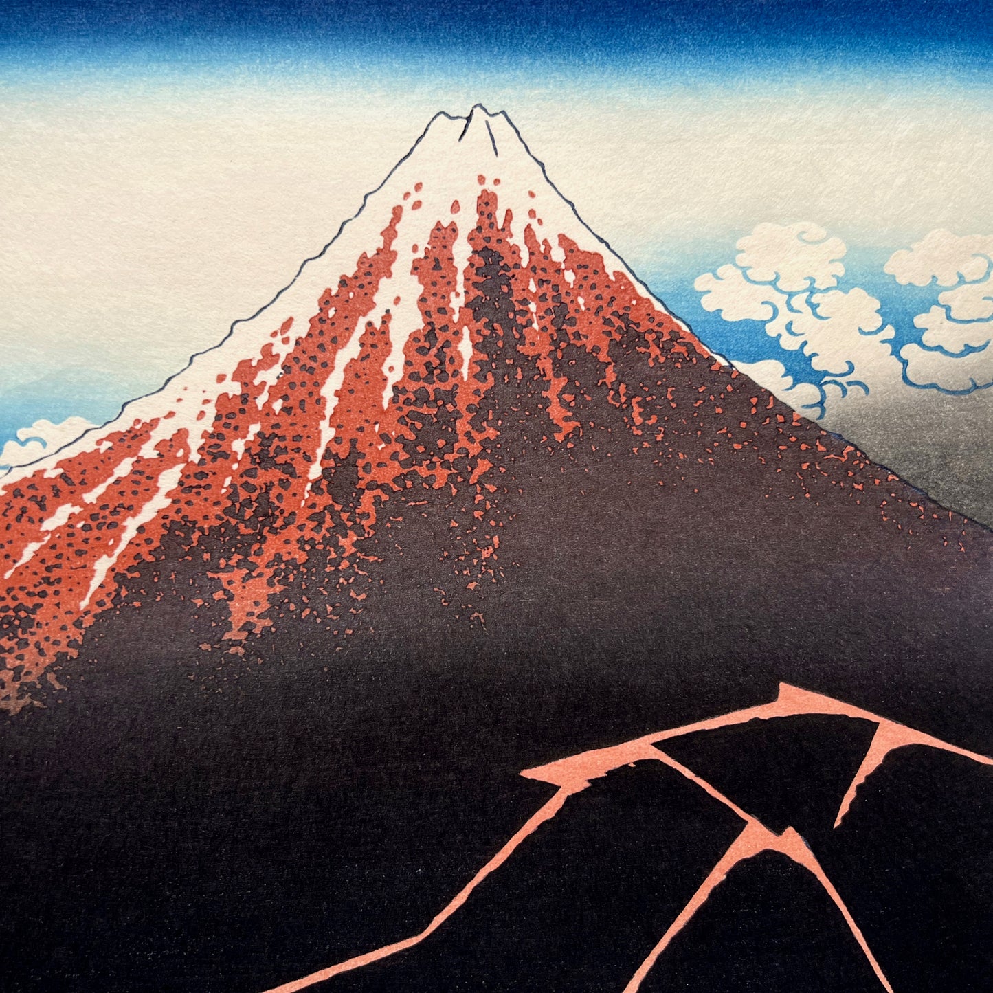 estampe japonaise Hokusai le Mont Fuji sous l'orage, des éclairs zèbrent son flan, détail de la cime et des éclairs