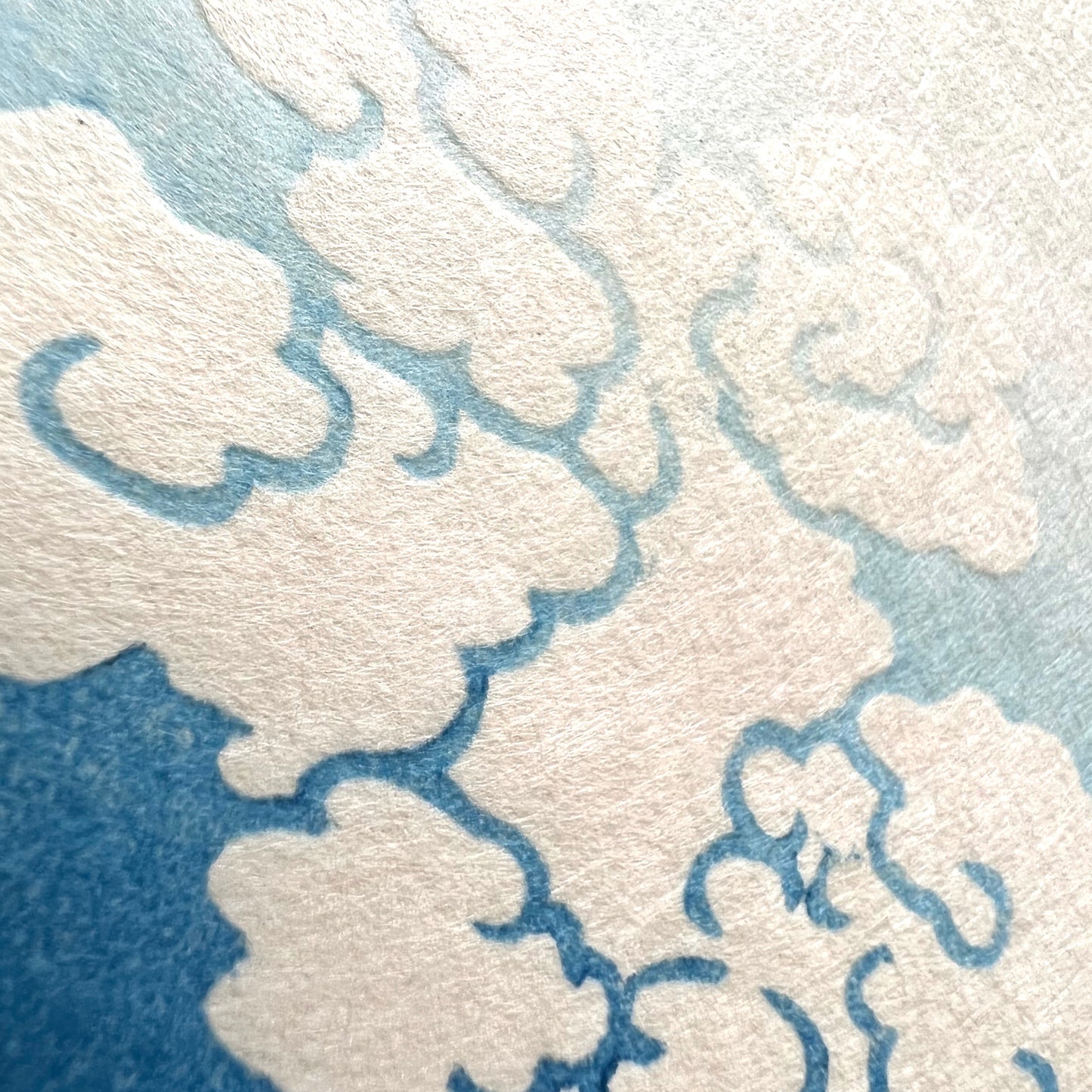 estampe japonaise Hokusai le Mont Fuji sous l'orage, des éclairs zèbrent son flan, les nuages gaufrent le papiers