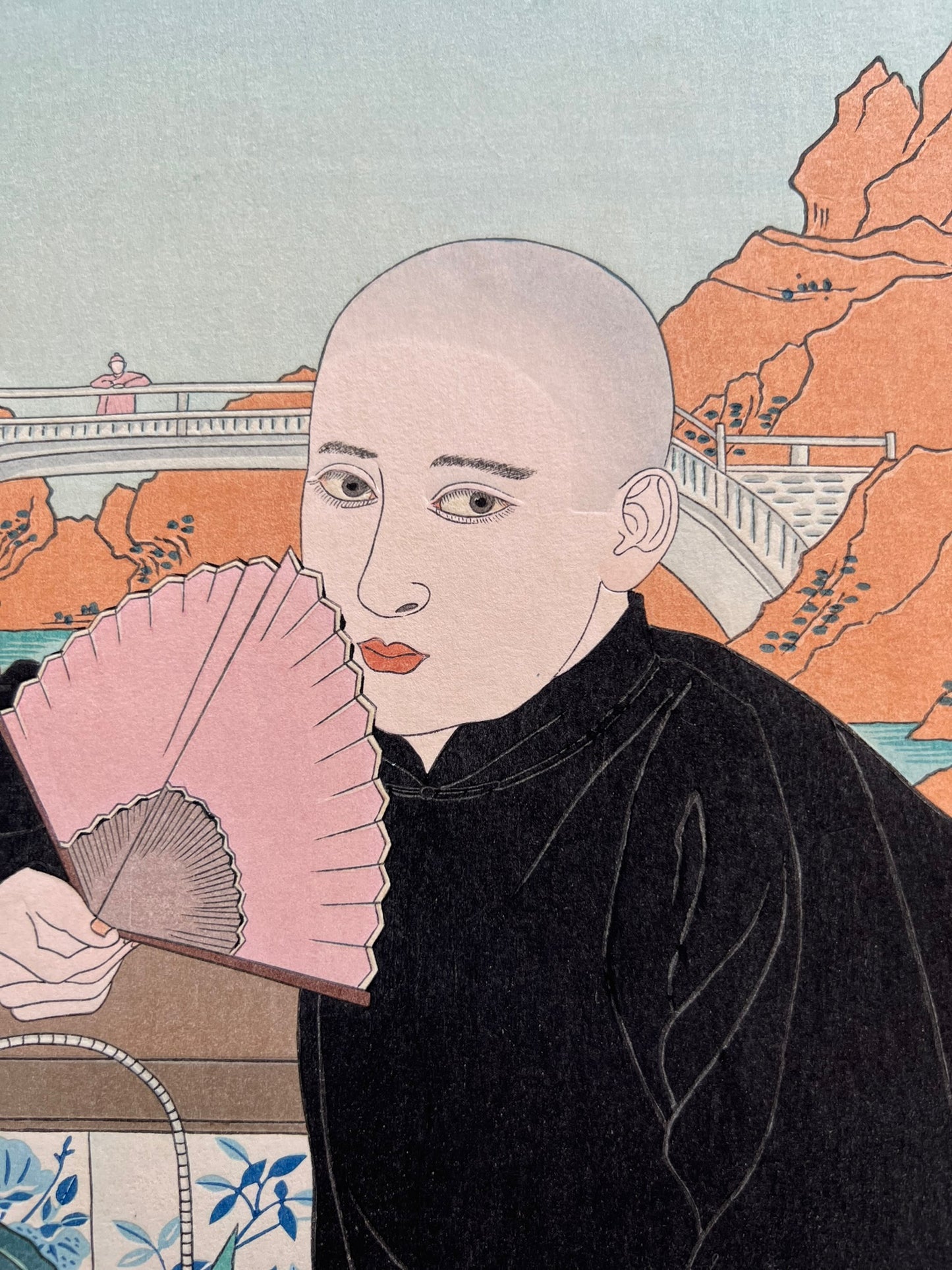estampe japonaise homme en kimono noir assis , tenant un éventail, et regardant le spectateur