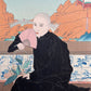 estampe japonaise homme en kimono noir assis , tenant un éventail, en arriere plan un pont japonais