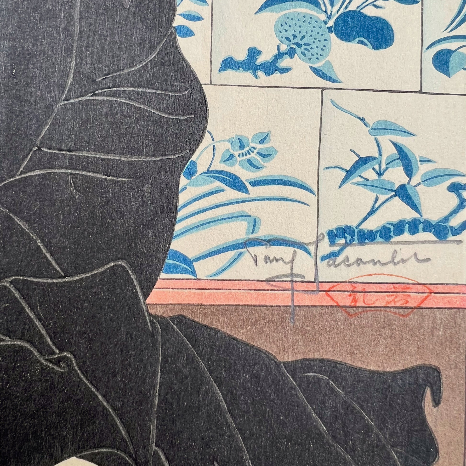 estampe japonaise homme en kimono noir assis , tenant un éventail, la signature de l'artiste