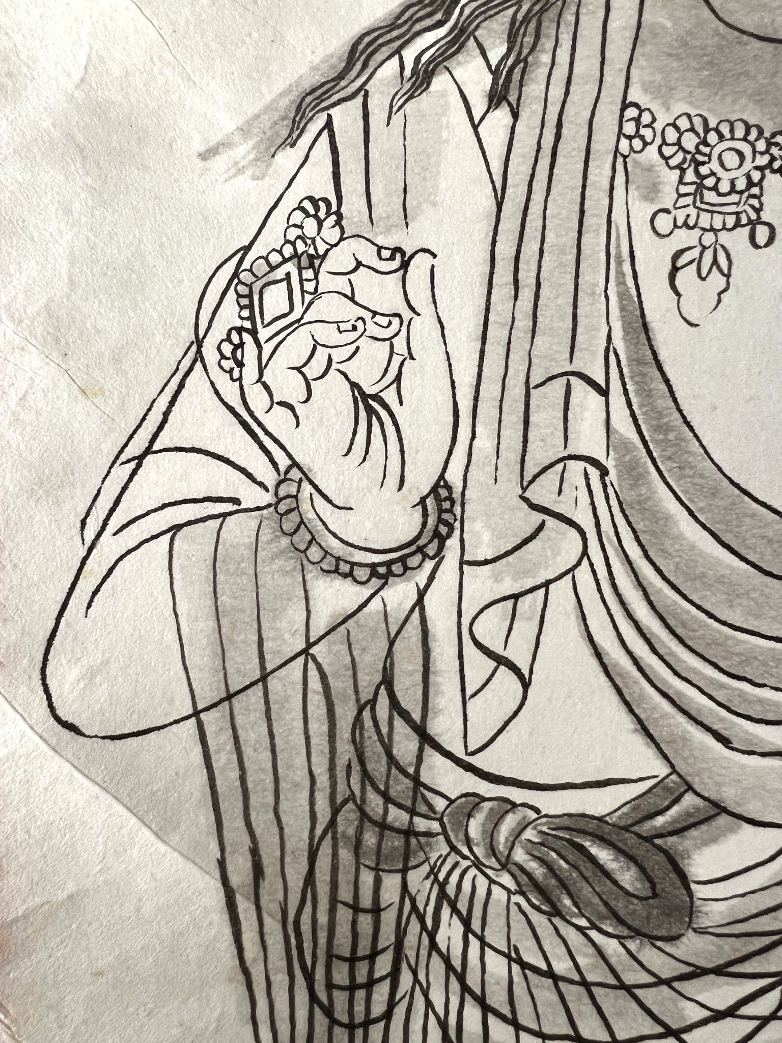 kakejiku sumi-e la déesse Kannon debout sur un lotus, un flacon dans une main et faisant le mudra Chin avec l'autre
