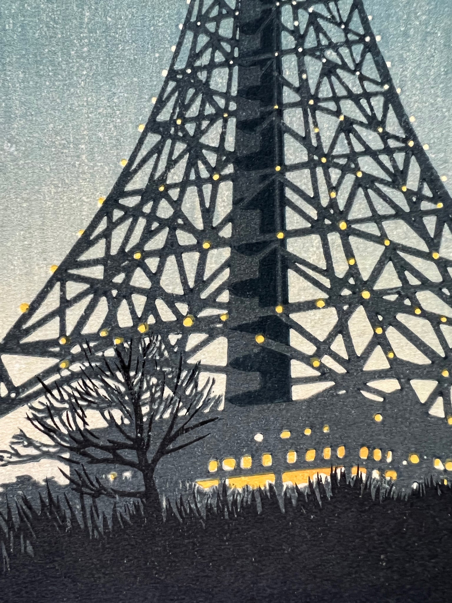 estampe japonaise shin-hanga tour de Tokyo illuminée la nuit, gros plan sur la base de la tour