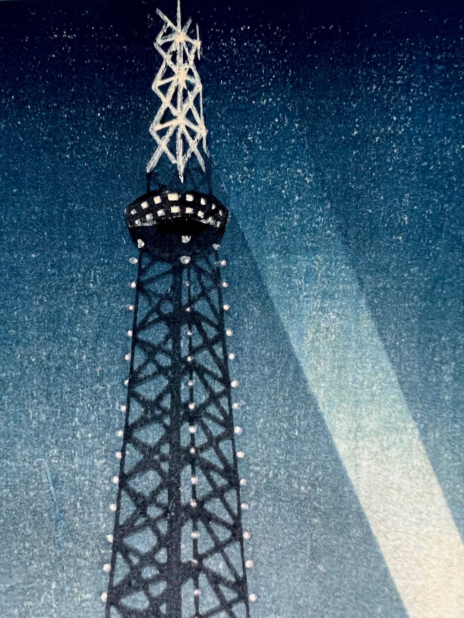estampe japonaise shin-hanga tour de Tokyo illuminée la nuit, gros plan sur le sommet éclairé de la tour