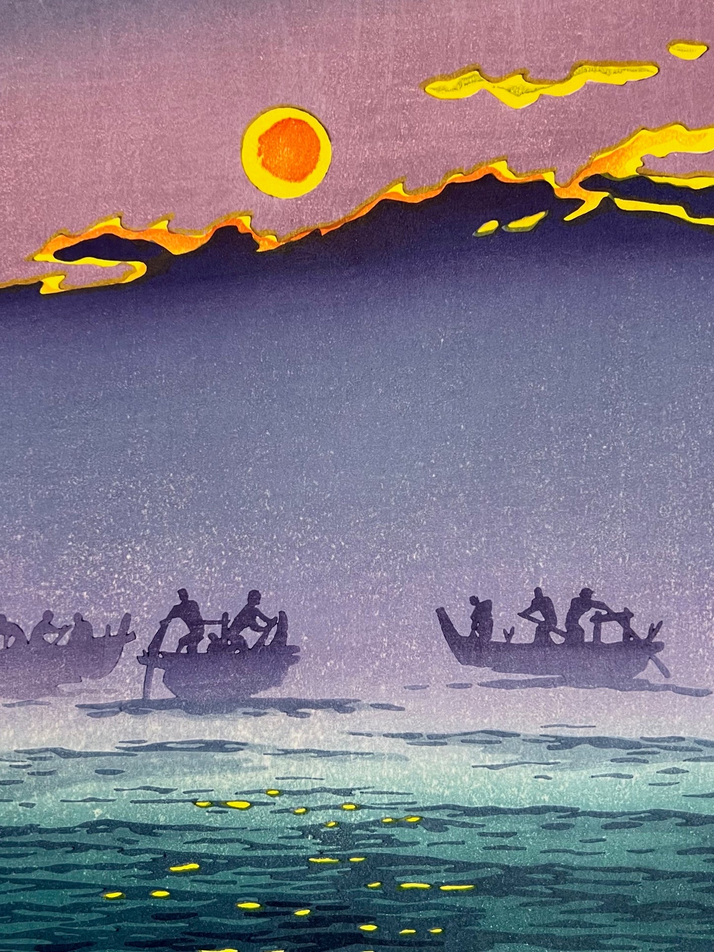 estampe japonaise de kasamatsu soleil levant sur le lac, gros plan sur les bateaux et le soleil jaune et orange