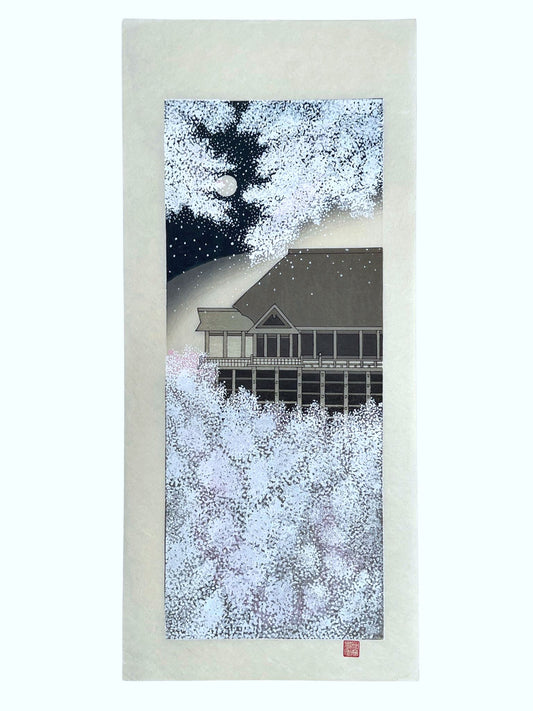 estampe japonaise contemporaine le temple Kiyomisu à Kyoto apparaissant derrière des cerisiers en fleurs une nuit de pleine lune