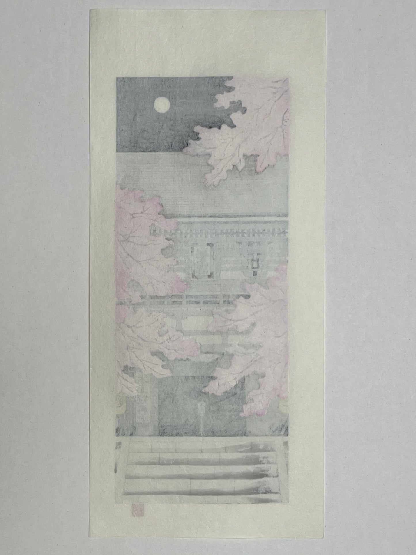 estampe japonaise le temple Kurama apparait une nuit de pleine lune derrière des branches de cerisiers en fleurs, dos de l'estampe