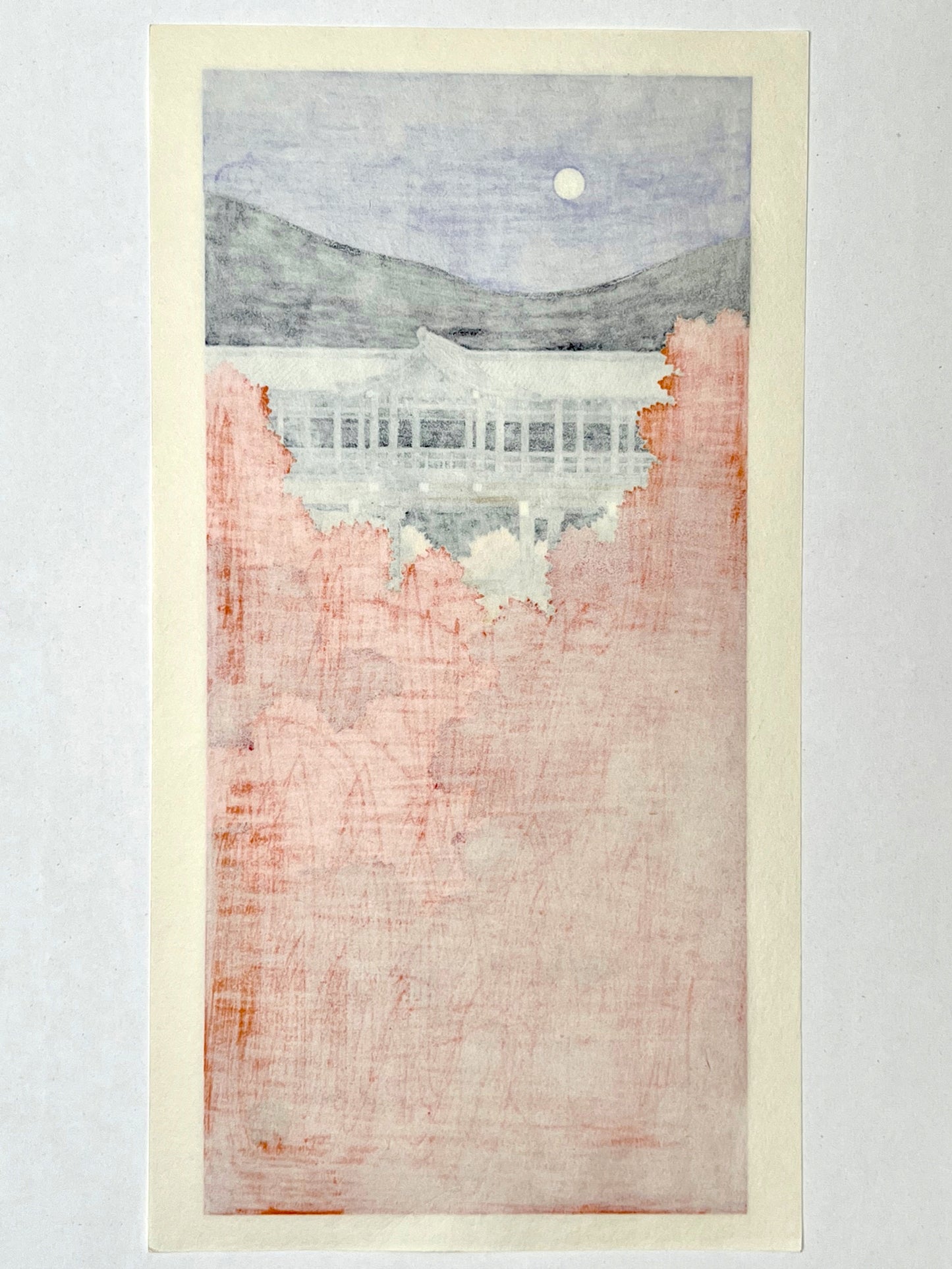 Estampe Japonaise contemporaine de Teruhide Kato Temple Tofuku derriere les érables rouges et oranges à l'automne, la pleine lune dans un ciel violet, le dos de l'estampe