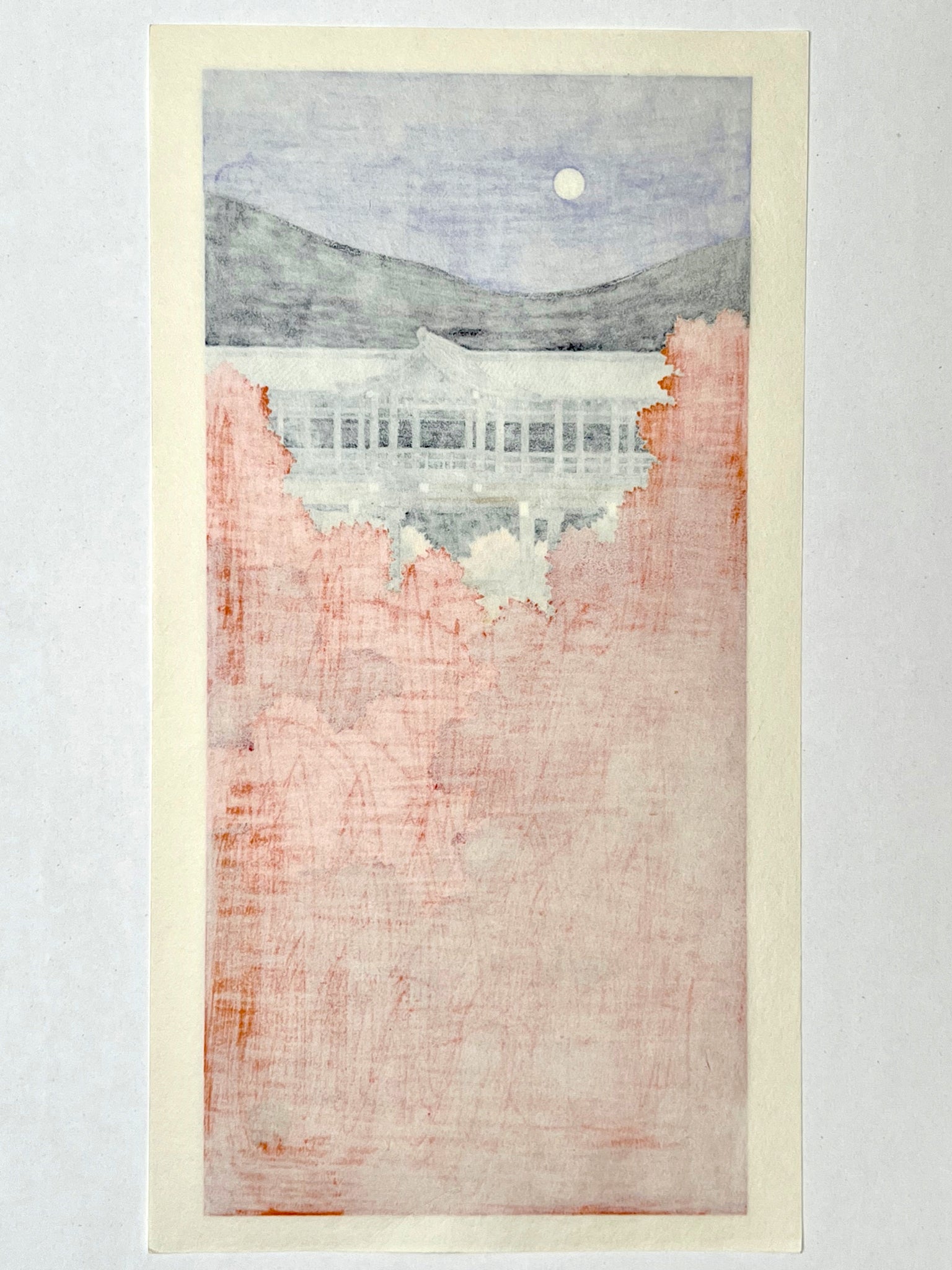 Estampe Japonaise contemporaine de Teruhide Kato Temple Tofuku derriere les érables rouges et oranges à l'automne, la pleine lune dans un ciel violet, le dos de l'estampe