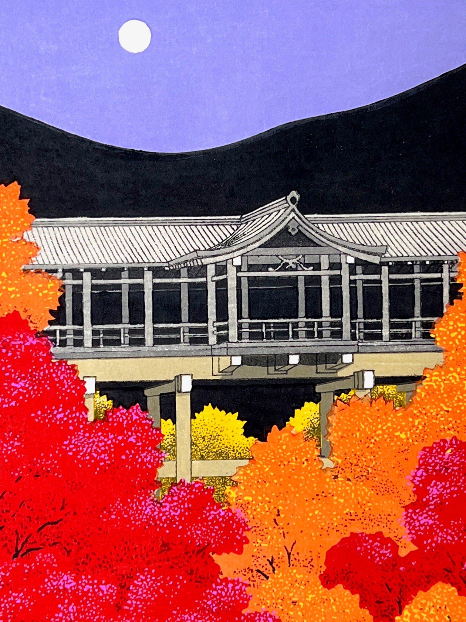Estampe Japonaise contemporaine de Teruhide Kato Temple Tofuku derriere les érables rouges et oranges à l'automne, la pleine lune dans un ciel violet, le temple