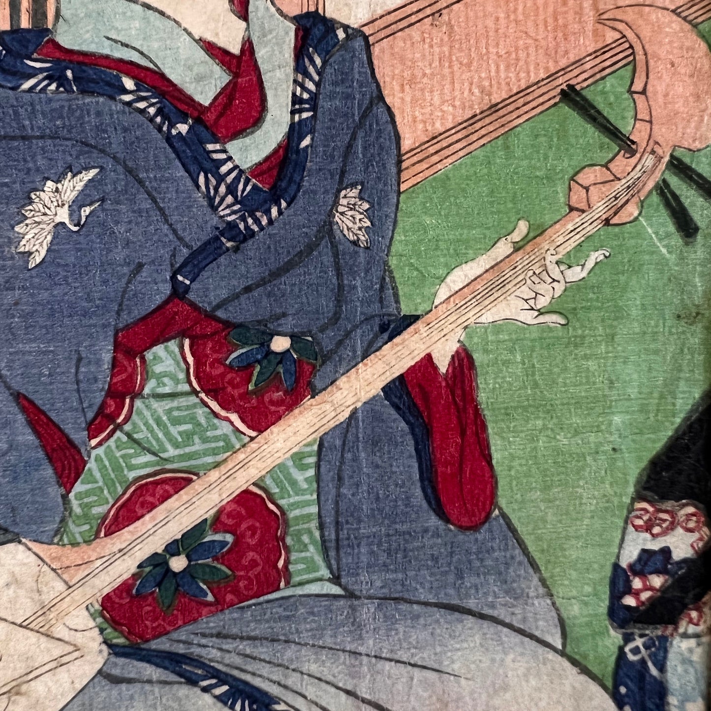 estampe japonaise en triptyque de femmes musiciennes et danseuses, les doigts de la musicienne sur le shamisen