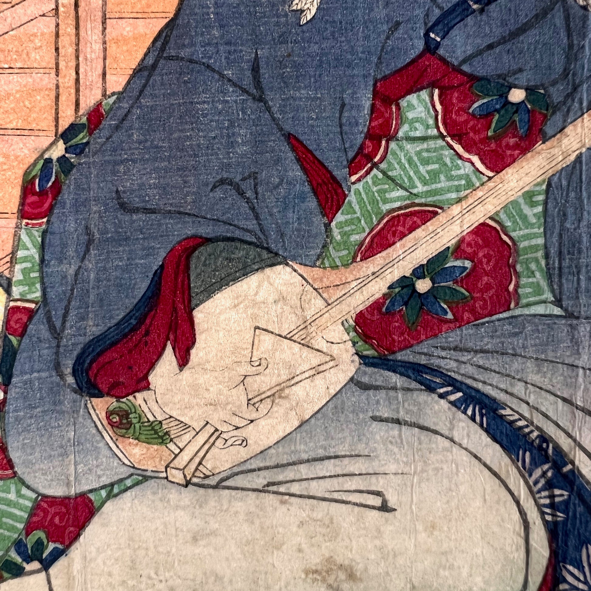 estampe japonaise en triptyque de femmes musiciennes et danseuses, la main qui gratte le shamisen