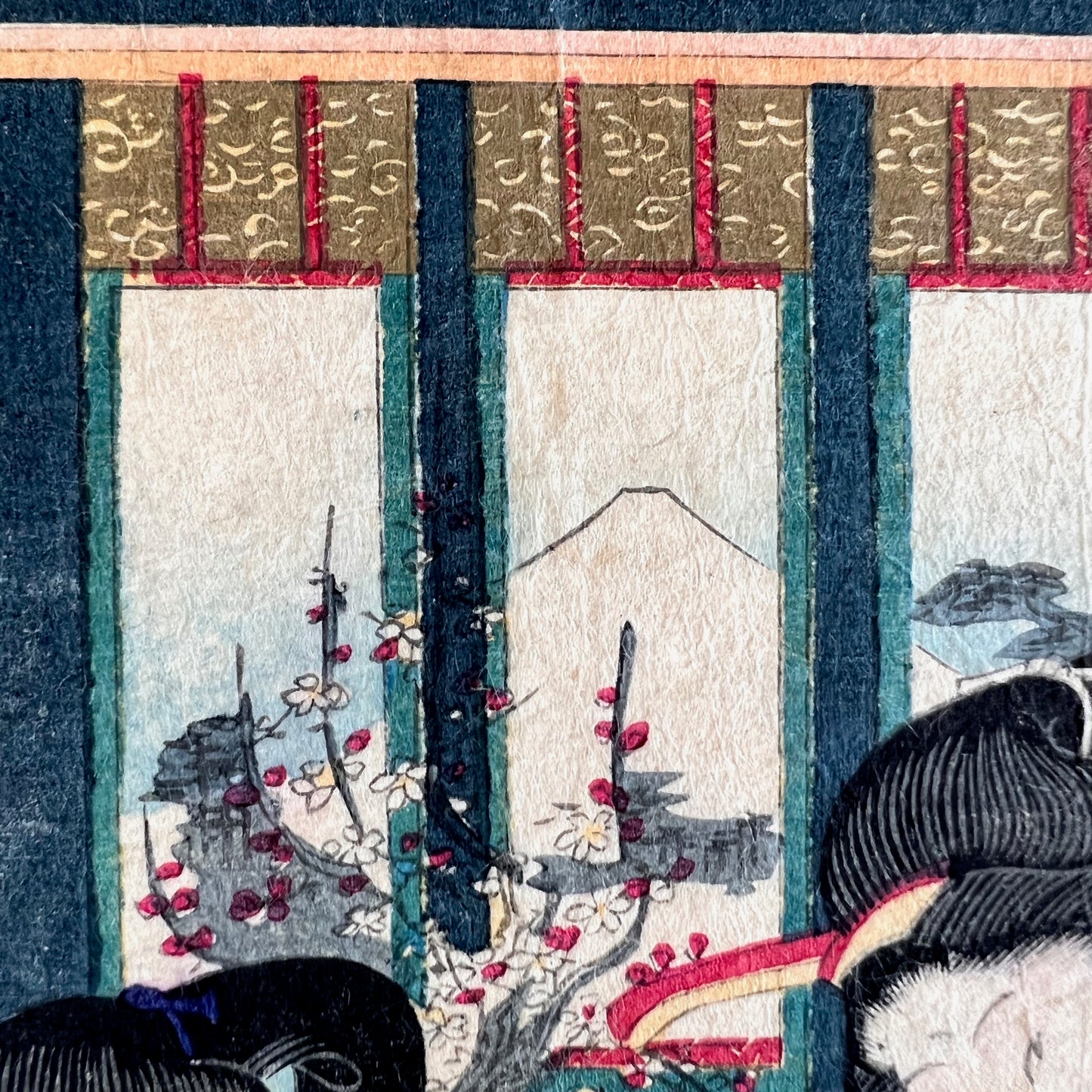 estampe japonaise en triptyque de femmes musiciennes et danseuses, le mont Fuji au loin