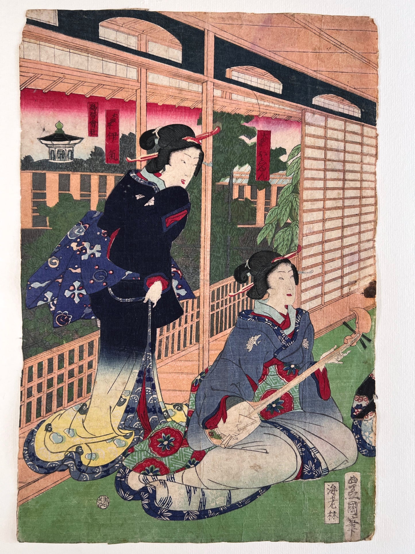 estampe japonaise en triptyque de femmes musiciennes et danseuses, une joueuse de shamisen