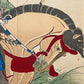 estampe japonaise shogun sur un cheval avec arc et flêche,  gros plan sur la tête de cheval