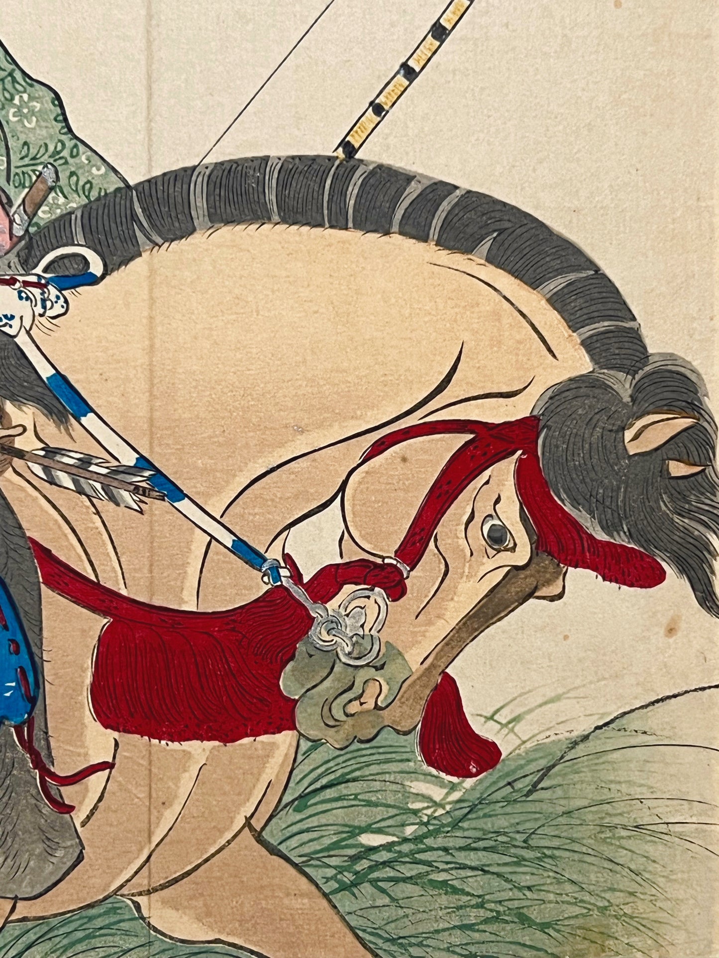 estampe japonaise shogun sur un cheval avec arc et flêche,  gros plan sur la tête de cheval