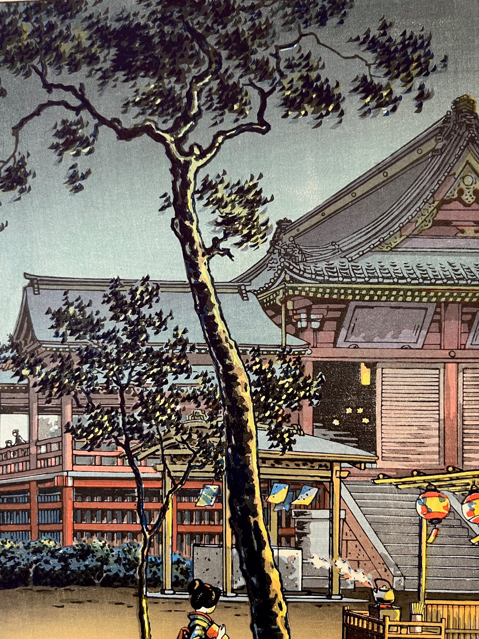 Estampe Japonaise de Koitsu Tsuchiya | Temple KiyomizuEstampe Japonaise de Koitsu Tsuchiya Temple Kiyomizu la nuit, gros plan sur l'arbre devant le temple