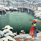 Estampe Japonaise de Koitsu Tsuchiya Neige de printemps à Maruyama, gros plan sur femmes en kimono rouge et violet, sous un parapluie au bord de l'étang aux rives enneigées