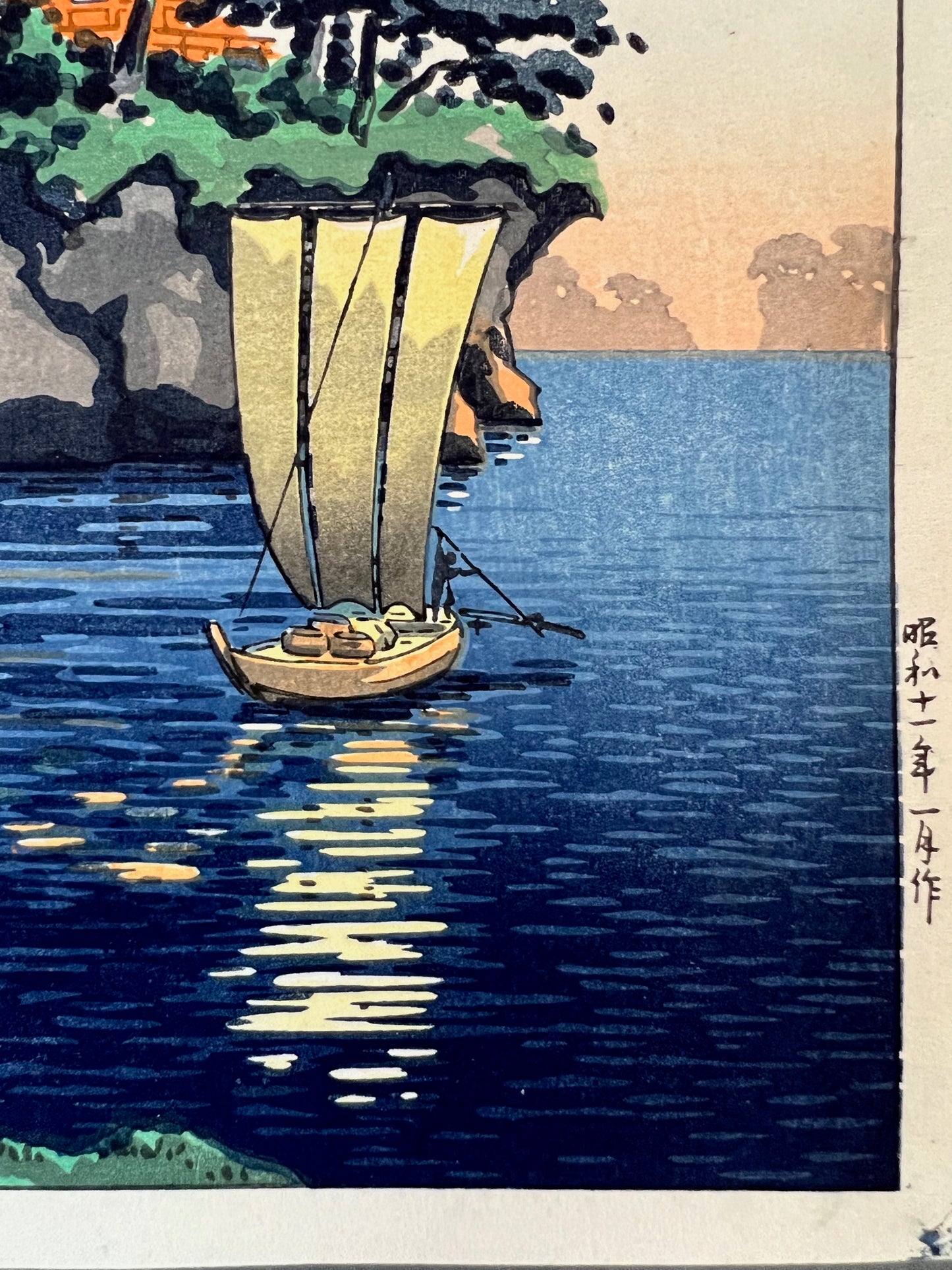 Estampe Japonaise de Koitsu Tsuchiya Sanctuaire Godaido, Matsushima le bateau et le reflet du soleil sur l'eau
