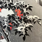 estampe japonaise de Koitsu Moineaux au dessus d'une branches enneigée avec grappe de fruits rouges, gros plan sur les feuilles couvertes de neige et les baies rouge