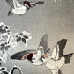 estampe japonaise de Koitsu Moineaux au dessus d'une branches enneigée avec grappe de fruits rouges, gros plan sur les oiseaux en vol