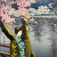 Estampe Japonaise de Koitsu Tsuchiya, Nuit de printemps au parc de Ueno, gros plan sur la geisha en kimono et les cerisiers en fleurs