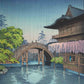 estampe japonaise de koitsu le sanctuaire tenmangu au printemps sous la pluie avec glycines fleuries, le pont japonais