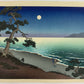 estampe japonaise de Koitsu Tsuchiya la plage de Suma une nuit de pleine lune, une personne marche sur la plage, un pin sur la rive