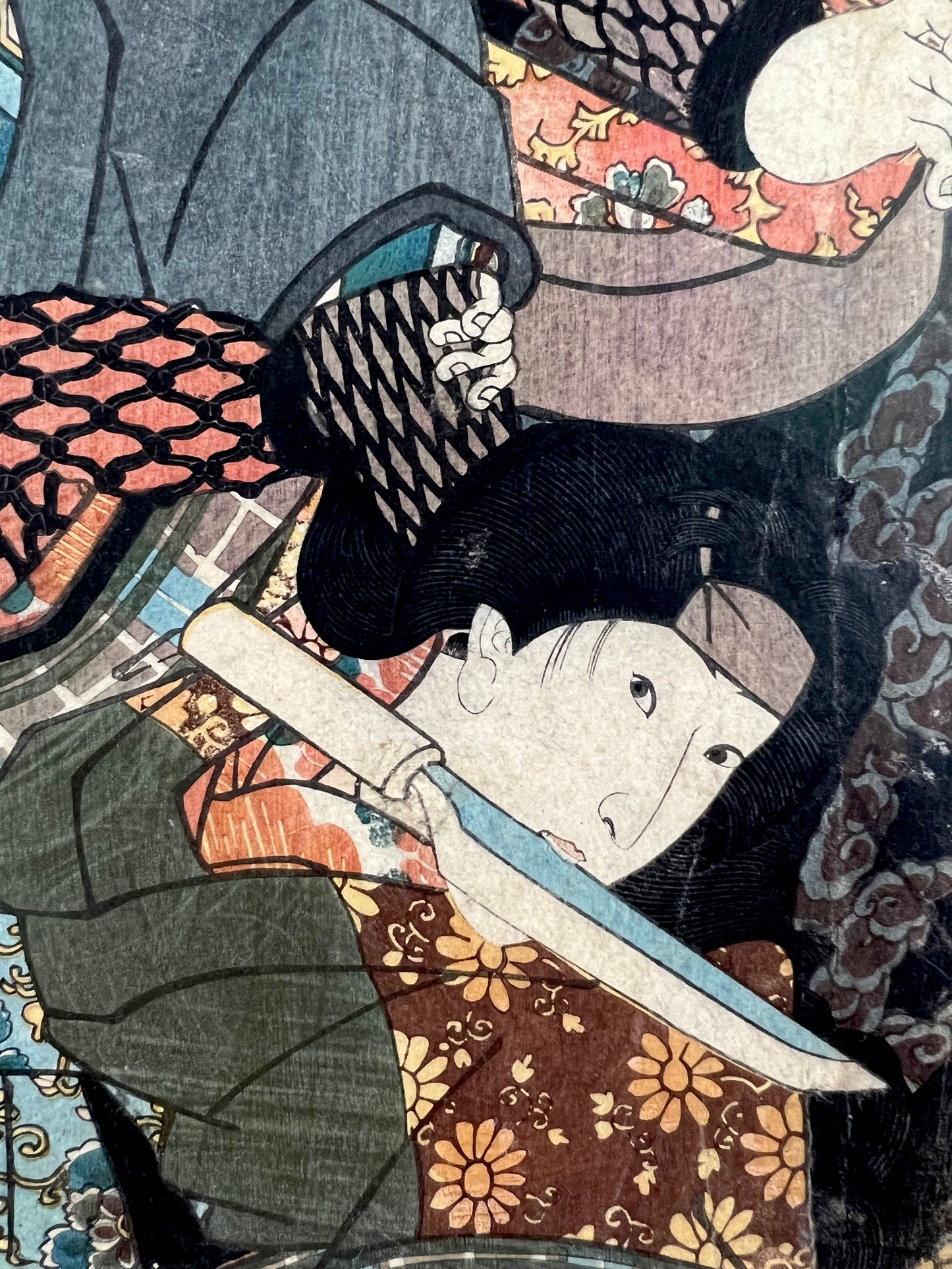 estampe japonaise originale de Kunisada représentant deus samouraïs dans une pièce de théâtre kabuki, femme samouraï avec couteau entre les dents