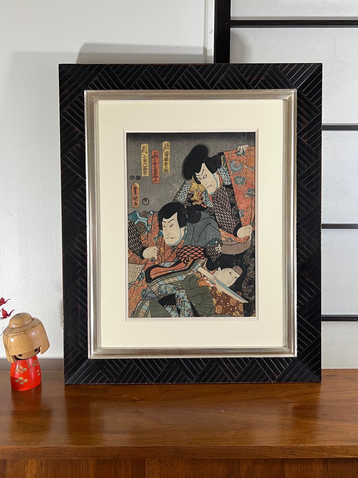 estampe japonaise originale de Kunisada représentant deus samouraïs dans une pièce de théâtre kabuki, encadrée