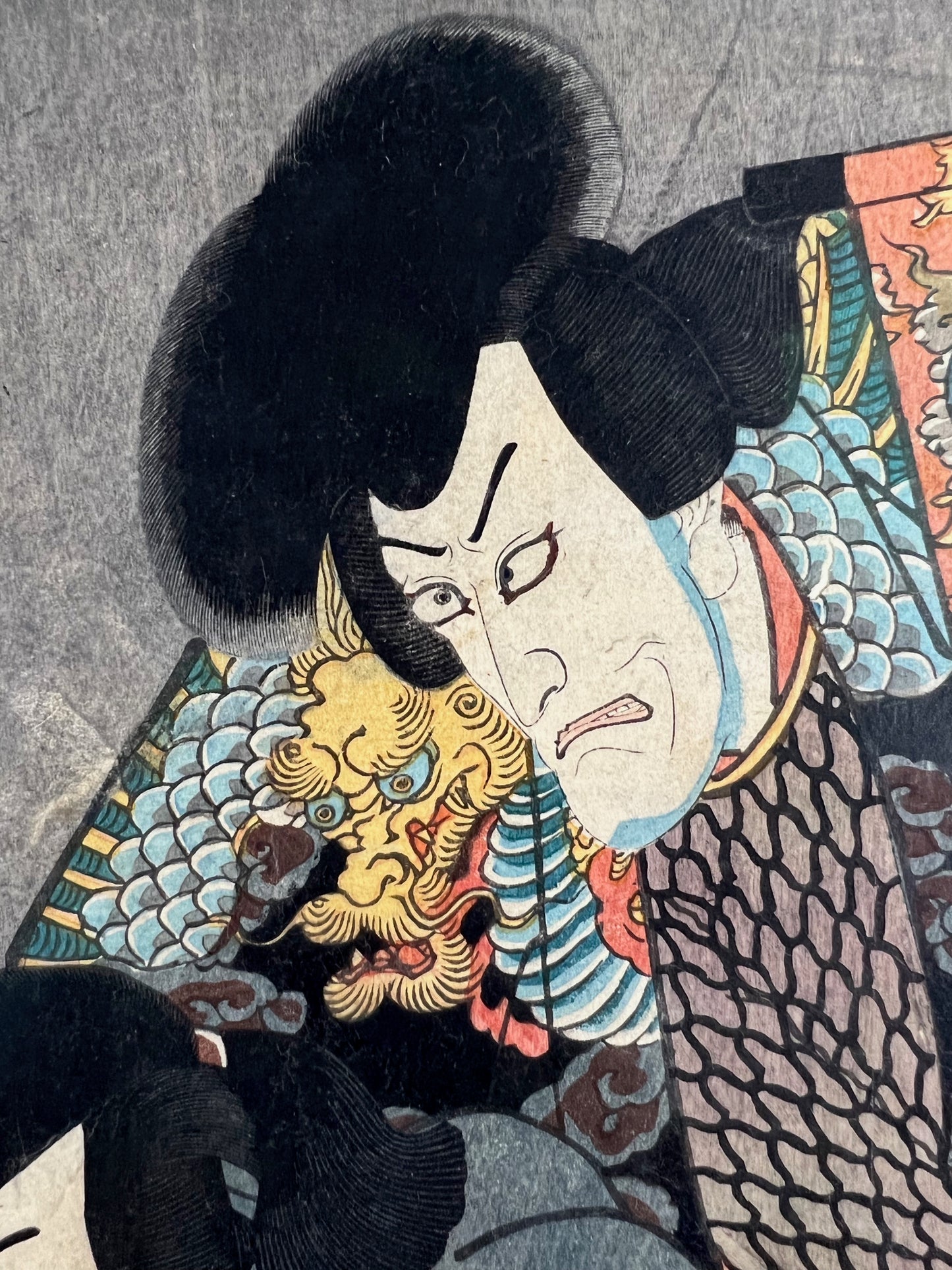 estampe japonaise originale de Kunisada représentant deus samouraïs dans une pièce de théâtre kabuki, tête avec dragon