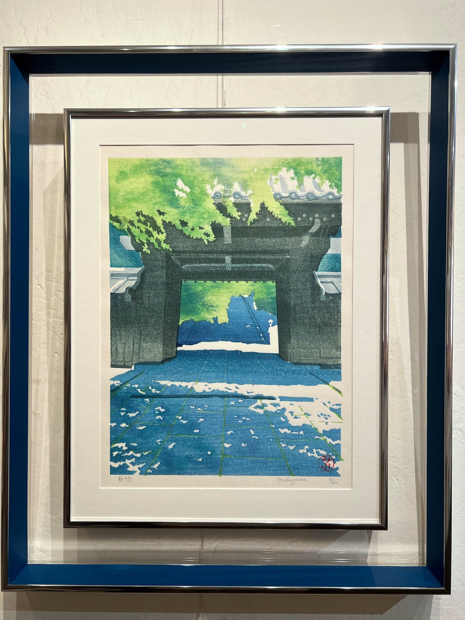 estampe japonaise contemporaine avec cadre alu-plexi filet bleu, paysage été entrée d'un temple